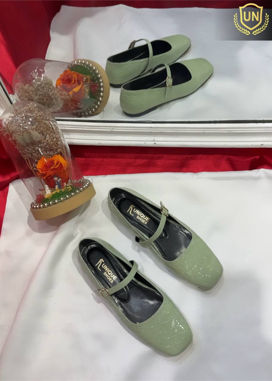 Lively high quality flat women shoes