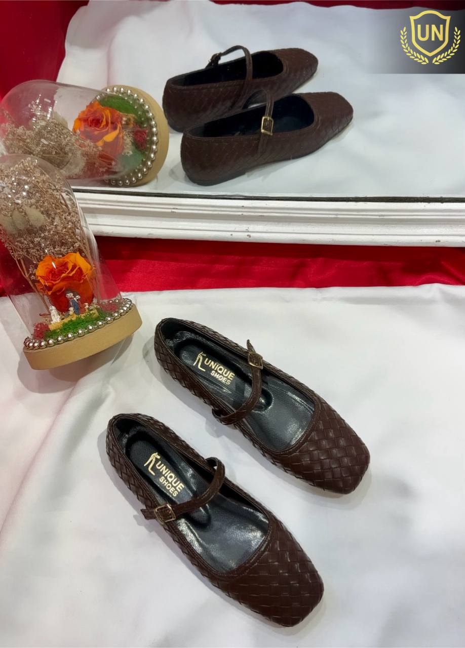 Lively high quality flat women shoes